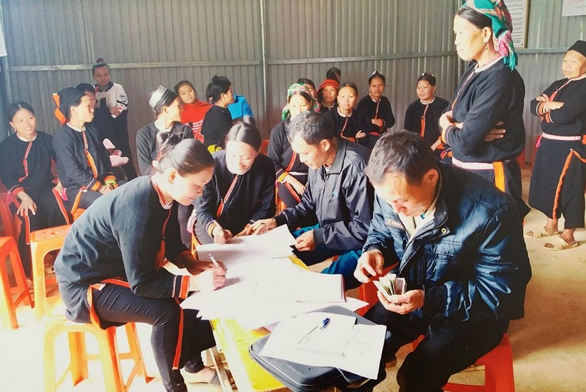 Phụ nữ dân tộc Lô Lô, xóm Khuổi Chủ, xã Hà Thượng, huyện Bảo Lạc vay tín dụng từ Ngân hàng chính sách