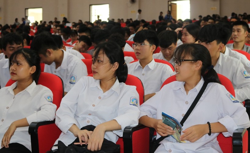 Học sinh tham dự chương trình giáo dục hướng nghiệp và tư vấn tuyển sinh của ĐH Thái Nguyên