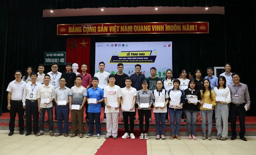 Ban tổ chức trao giải cho các sinh viên đạt kết quả xuất sắc trong cuộc thi