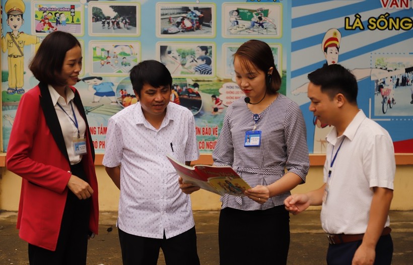 Ông Hoàng Văn Khởi, Phó trưởng Phòng GD&ĐT Phú Lương kiểm tra thực tế tại trường tiểu học Yên Đổ I