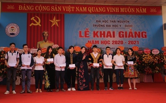Bí thư Tỉnh ủy Thái Nguyên Nguyễn Thanh Hải tặng quà cho các em sinh viên có hoàn cảnh khó khăn đến từ miền Trung.
