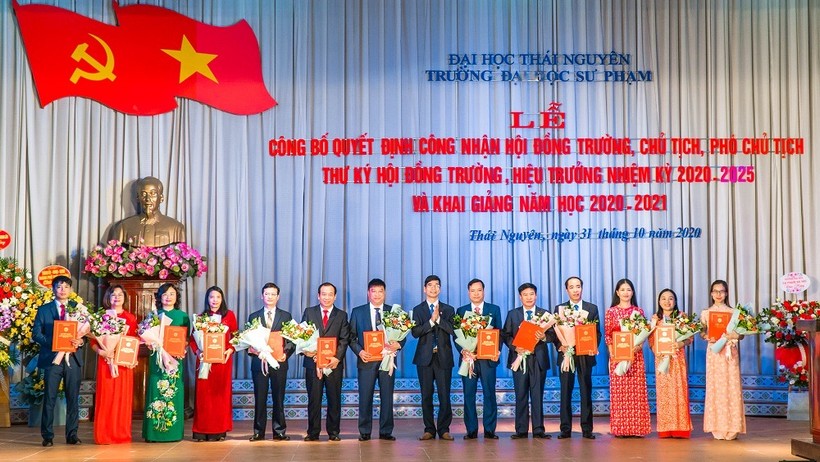 PGS.TS Trần Viết Khanh, Phó Giám đốc ĐH Thái Nguyên trao quyết định công nhận và tặng hoa chúc mừng các thành viên Hội đồng trường, Chủ tịch Hội đồng trường, Hiệu trưởng nhà trường