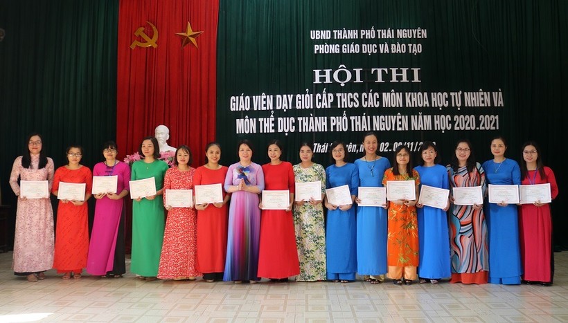 Bà Nguyễn Thị Quốc Hòa, Trưởng Phòng GD&ĐT TP Thái Nguyên trao quyết định công nhận danh hiệu giáo viên dạy giỏi.