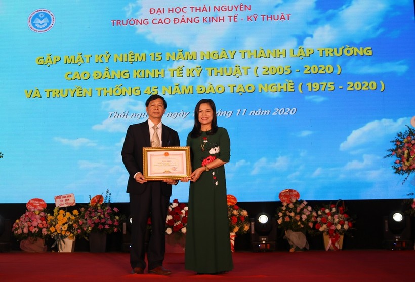 Đồng chí Lưu Thị Bích Đào, Trưởng ban Thi đua khen thưởng tỉnh Thái Nguyên tặng Bằng khen của UBND tỉnh cho nhà trường.