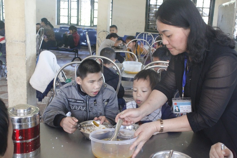Cô giáo Triệu Thị Thiều chăm sóc bữa ăn cho học sinh thân yêu