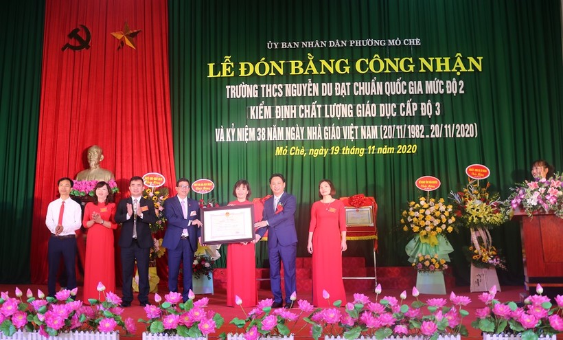 Ông Hoàng Thái Cương, Bí thư Thành ủy Sông Công trao Bằng công nhận trường đạt chuẩn Quốc gia mức độ 2 của UBND tỉnh Thái Nguyên cho trường THCS Nguyễn Du
