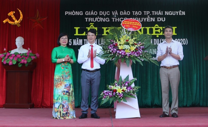 Văn phòng đại diện Báo Giáo dục & Thời đại khu vực Việt Bắc tại Thái Nguyên tặng hoa, chúc mừng nhà trường