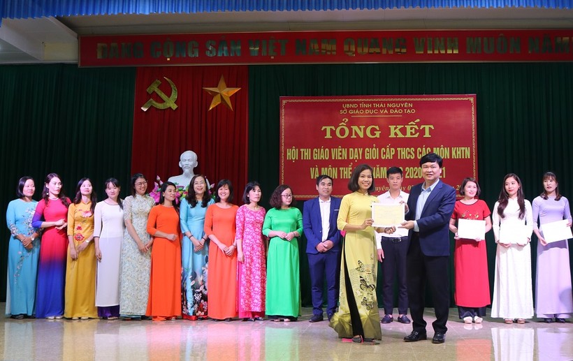 Ông Phạm Việt Đức, Giám đốc Sở GD&ĐT Thái Nguyên trao chứng nhận cho các thí sinh đạt danh hiệu Giáo viên dạy giỏi