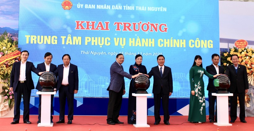 Đại diện VPCP và lãnh đạo tỉnh Thái Nguyên bấm nút khai trương Trung tâm.