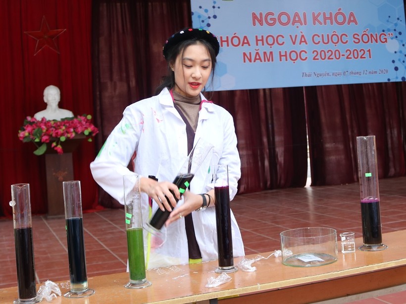 Học sinh thể hiện kĩ năng làm thí nghiệm qua các tiết mục “ảo thuật” hóa học