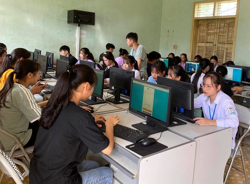 Học sinh trường THPT Phủ Thông được trang bị phòng máy vi tính phục vụ học tập.