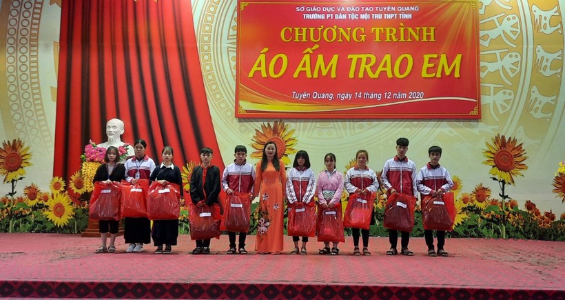 Chương trình "Áo ấm trao em"  tại Trường phổ thông Dân tộc nội trú -  THPT tỉnh Tuyên Quang.