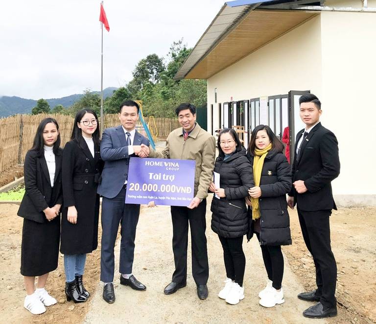 Ông Nguyễn Viết Thắng, Phó Tổng Giám đốc Homevina Group trao tài trợ cho đại diện UBND huyện Pác Nặm và nhà trường