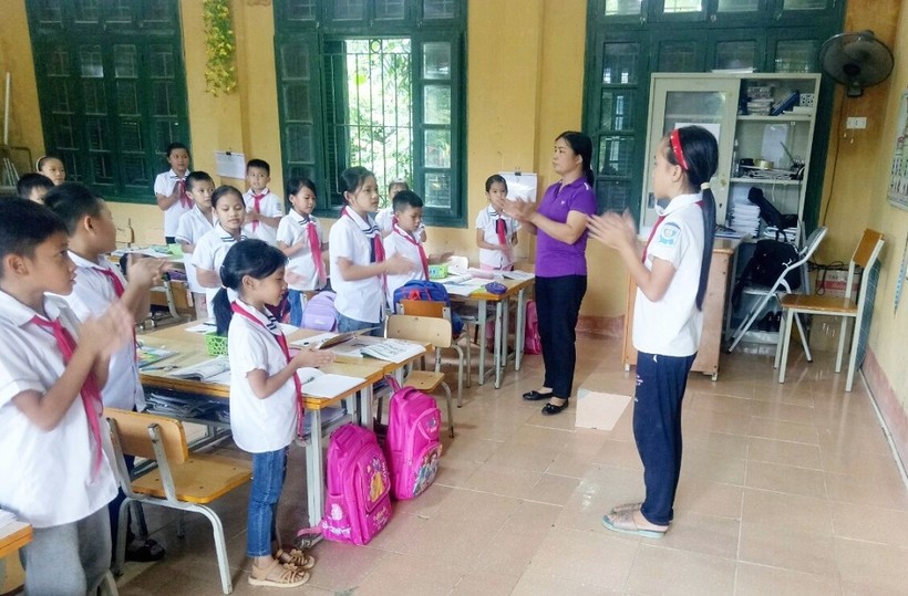 Cô giáo Ma Thị Thi cùng học sinh thực hiện hoạt động khởi động.