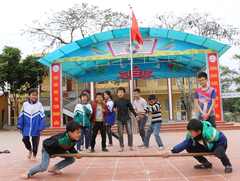 Học trò trường TH - THCS Hồng Việt (Hòa An, Cao Bằng) hào hứng với hoạt động ngoài trời 