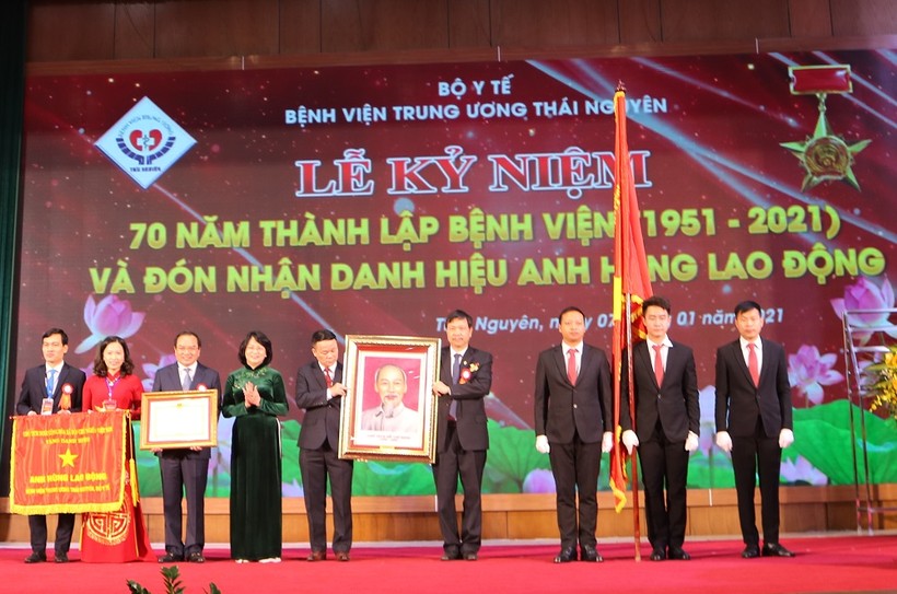 Phó Chủ tịch nước Đặng Thị Ngọc Thịnh trao danh hiệu Anh hùng Lao động thời kỳ đổi mới cho Bệnh viện Trung ương Thái Nguyên.
