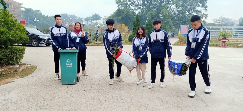 Học sinh tham gia vệ sinh khuôn viên trường học