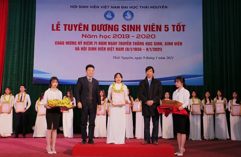Lãnh đạo Đại học Thái Nguyên trao chứng nhận cho các cá nhân đạt danh hiệu “Sinh viên 5 tốt” 