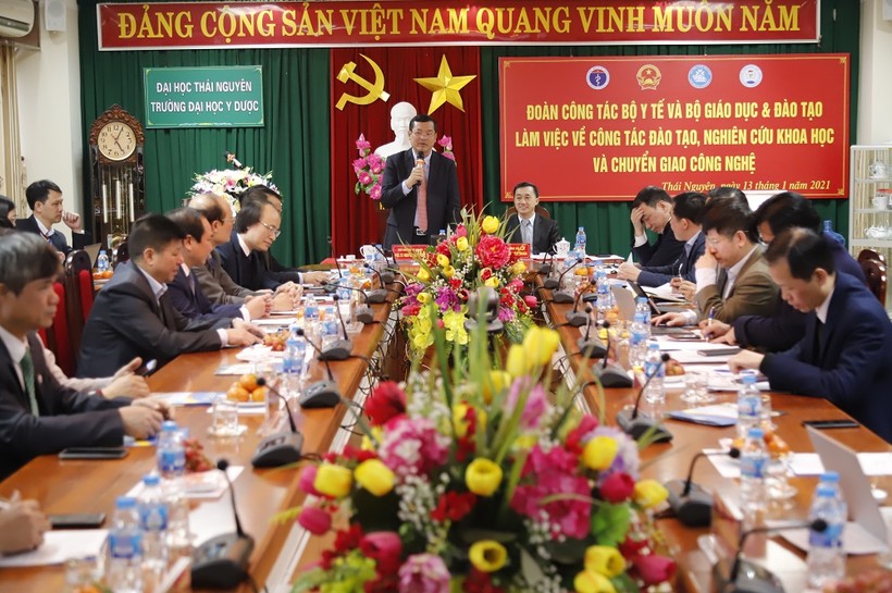 Thứ trưởng Bộ GD&ĐT Nguyễn Văn Phúc và Thứ trưởng Bộ Y tế Trần Văn Thuấn đã có buổi làm việc với trường Đại học Y – Dược (ĐH Thái Nguyên).