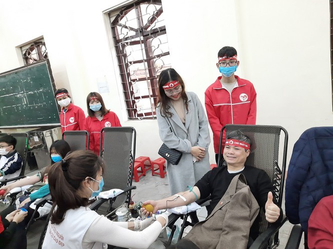 PGS.TS Trần Thanh Vân, Phó Giám đốc Đại học Thái Nguyên tham gia hiến máu tại chương trình Chủ nhật Đỏ 2021.