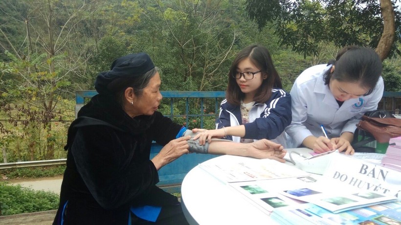 Cao Thị Tuyết tham gia chương trình tình nguyện mùa đông "Xuân yêu thương" tại tỉnh Cao Bằng và Bắc Kạn
