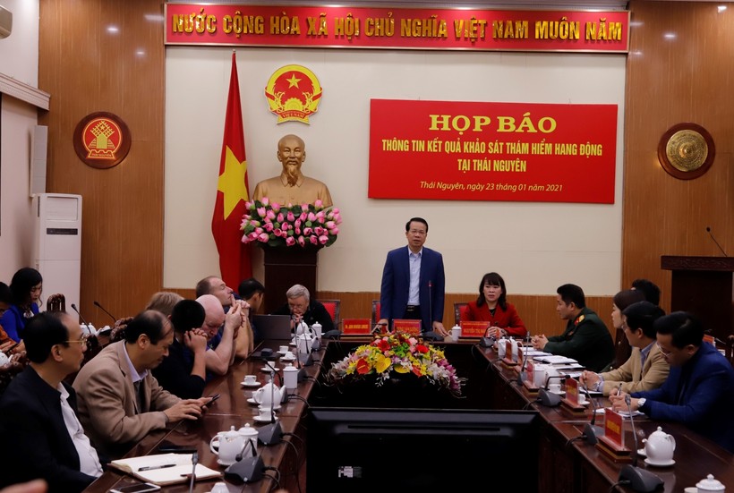 Ông Dương Văn Lượng phát biểu tại buổi họp báo, thông báo kết quả của đoàn thảm hiểm hang động Hoàng Gia Anh tại Việt Nam.