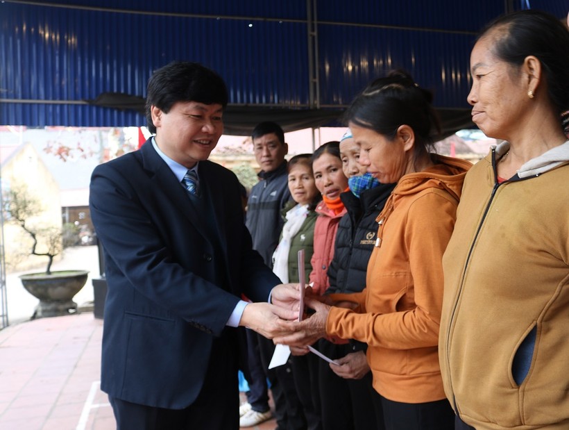 Ông Phạm Việt Đức, Giám đốc Sở GD&ĐT Thái Nguyên trao quà cho các hộ gia đình khó khăn trên địa bàn 