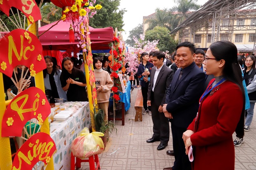 Ban giám hiệu trường THPT Ngô Quyền và trường Đại học CNTT – TT (ĐH Thái Nguyên) thăm quan gian hàng Hội chợ Xuân Tân Sửu năm 2021. 