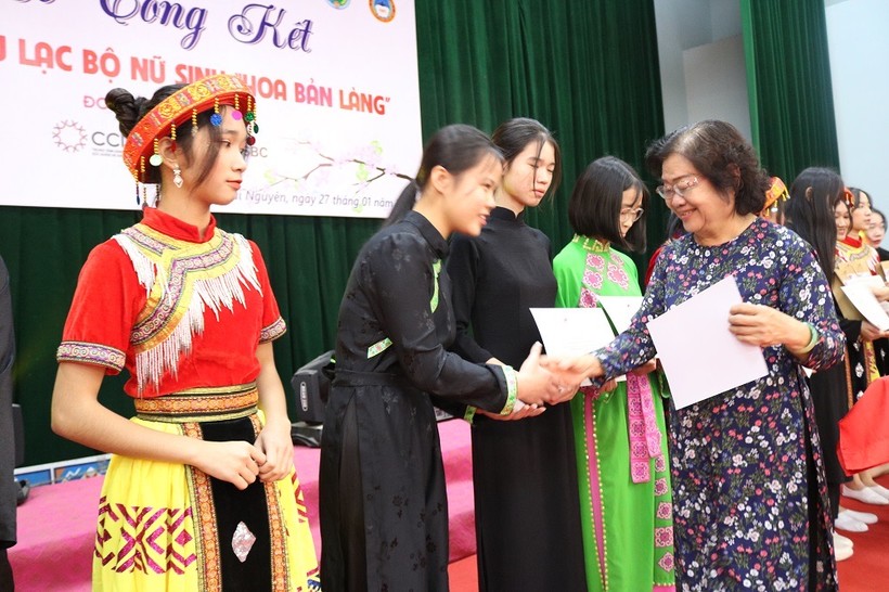 Nguyên Phó Chủ tịch nước Trương Mỹ Hoa trao chứng nhận và quà tặng cho các nữ sinh tham gia chương trình
