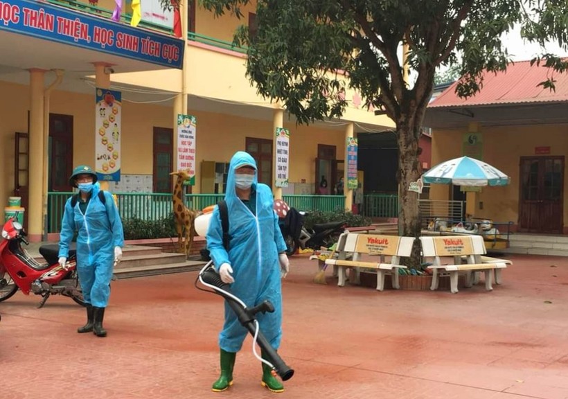 Các nhà trường ở Thái Nguyên tiến hành phun khử khuẩn toàn bộ không gian trường học.