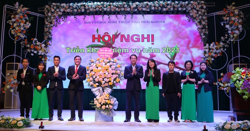 Đồng chí Dương Văn Lượng, Phó Chủ tịch UBND tỉnh Thái Nguyên tặng hoa chúc mừng Tạp chí Văn nghệ Thái Nguyên ra mắt số đầu tiên.