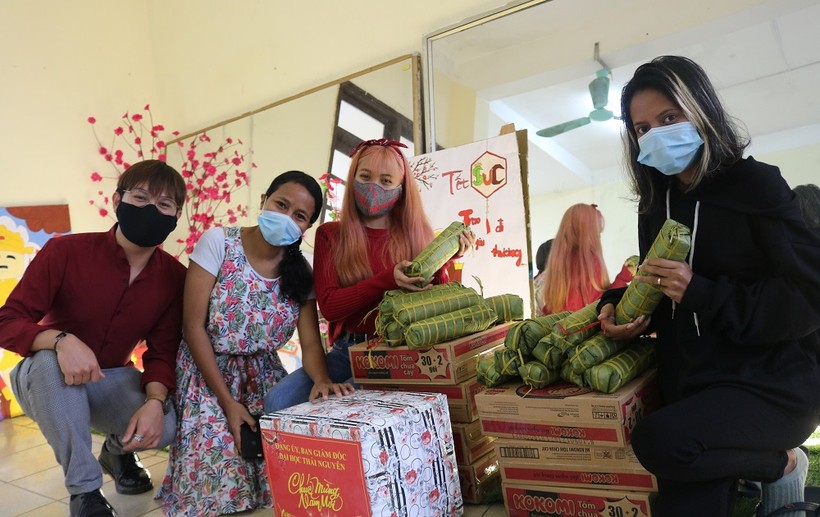 Sinh viên Khoa Quốc tế, ĐH Thái Nguyên cảm nhận hương vị Tết Việt bên những chiếc bánh chưng xanh