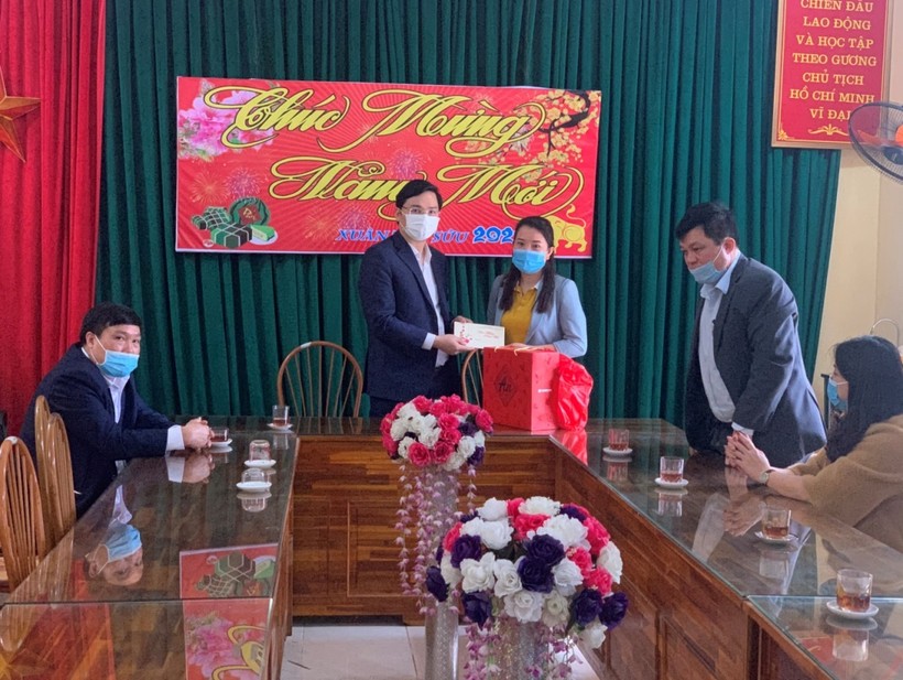Đồng chí Vũ Đình Hưng thăm hỏi, động viên và tặng quà cho cô giáo có hoàn cảnh đặc biệt khó khăn của trường Mầm non Yên Phú, xã Yên Phú, huyện Hàm Yên