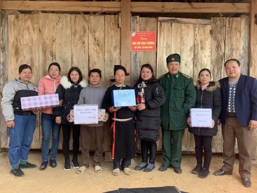 Hội LHPN huyện Bảo Lạc và chiến sĩ Đồn biên phòng Cốc Pàng hỗ trợ xây nhà "Mái ấm tình thương" cho người dân.