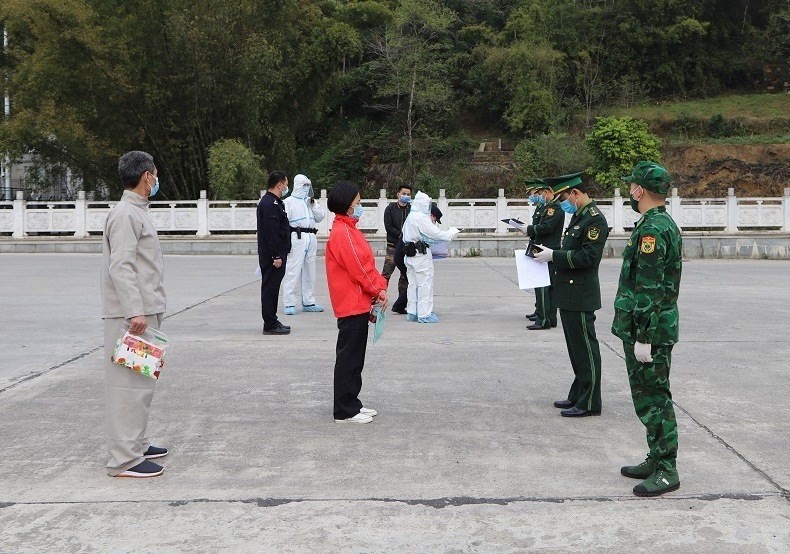 Lực lượng chức năng tiếp nhận công dân do phía Trung Quốc trao trả.
