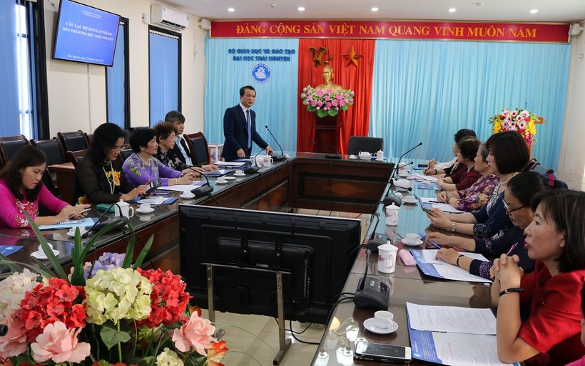 GS.TS Phạm Hồng Quang, Giám đốc ĐH Thái Nguyên báo cáo với đoàn những kết quả nghiên cứu khoa học của đơn vị những năm qua.