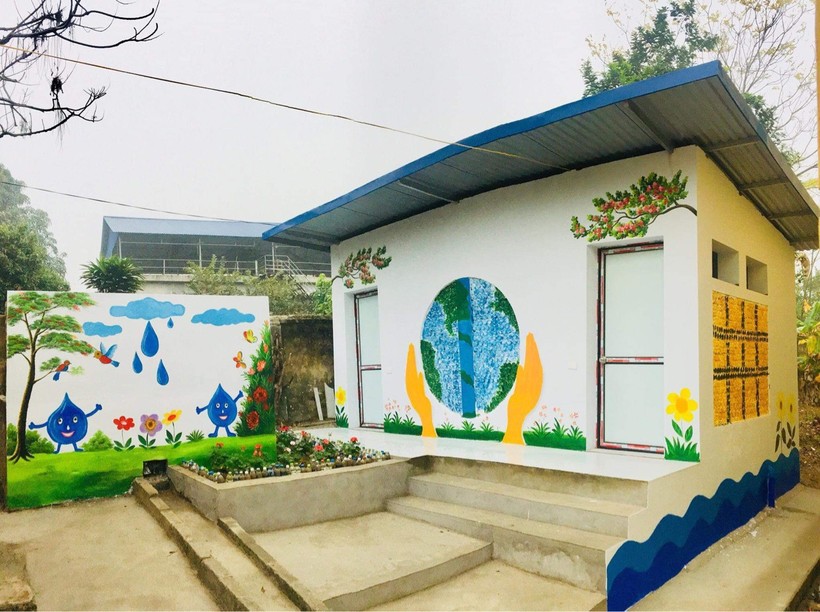 Công trình nhà vệ sinh từ "gạch sinh thái" tại trường tiểu học Tích Lương 2 (TP Thái Nguyên) chính thức bàn giao và đưa vào sử dụng.