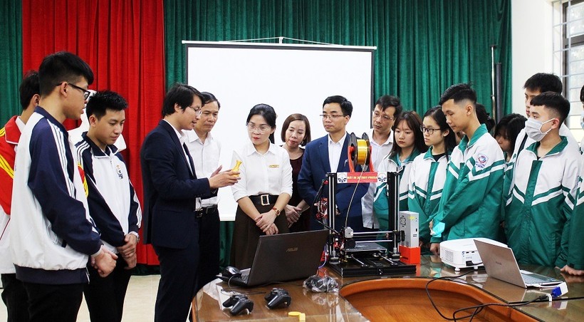 Ban tổ chức tặng máy in 3D, robot điều khiển tự động cho trường THPT Chu Văn An