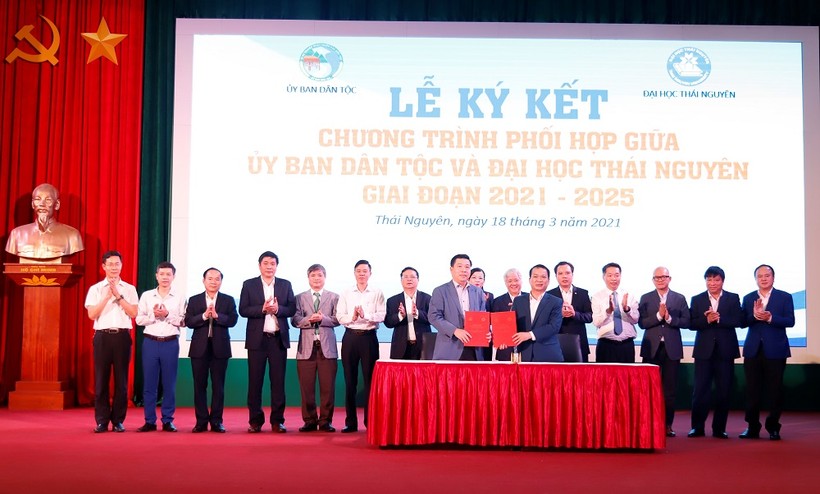 Thứ trưởng, Phó chủ nhiệm Lê Sơn Hải và GS.TS Phạm Hồng Quang, GĐ Đại học Thái Nguyên ký kết chương trình phối hợp giữa UBDT và ĐHTN.