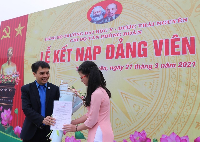 Đồng chí Nguyễn Quang Đông, Bí thư Chi bộ Văn phòng Đoàn trường ĐH Y - Dược (ĐH Thái Nguyên) trao quyết định kết nạp cho Đảng viên mới.