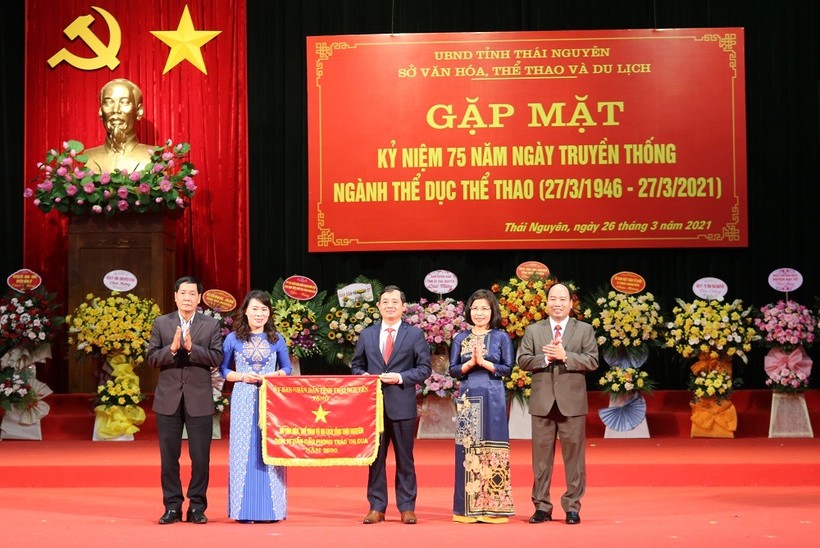 Đồng chí Phạm Hoàng Sơn, Phó Bí thư Thường trực Tỉnh ủy, Chủ tịch HĐND tỉnh trao tặng Cờ thi đua xuất sắc của UBND tỉnh cho Sở Văn hóa, Thể thao và Du lịch.