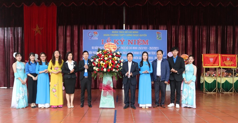 Đảng ủy, Ban Giám hiệu trường THPT Lương Ngọc Quyến tặng hoa chúc mừng Đoàn trường.