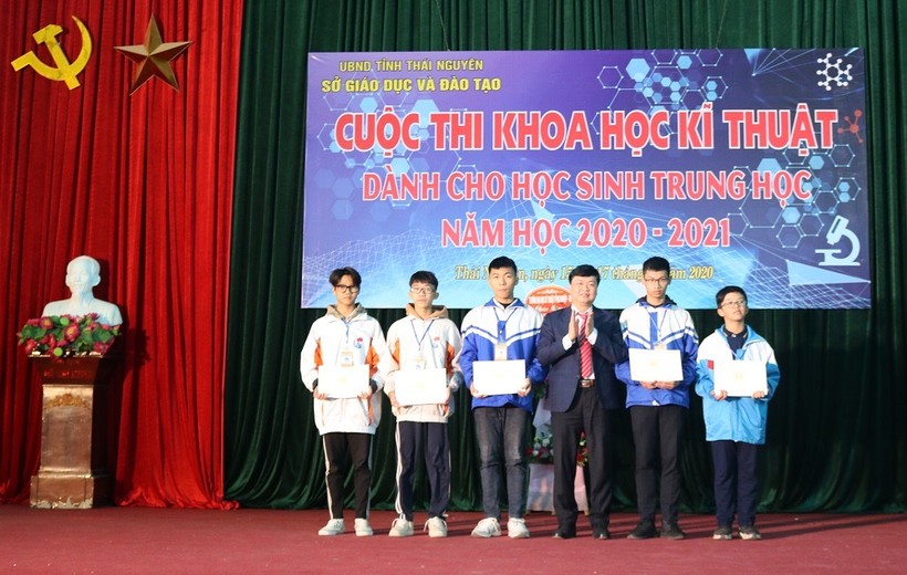 Ông Phạm Việt Đức, Giám đốc Sở GD&ĐT Thái Nguyên trao giải Nhất cuộc thi KHKT cấp tỉnh, trong đó có đề tài của HS Nguyễn Hữu Tâm - Dương Minh Khôi.