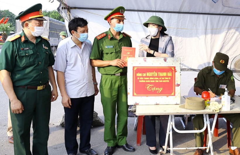 Đồng chí Bí thư Tỉnh ủy Nguyễn Thanh Hải thăm và động viên tại chốt kiểm soát liên ngành.
