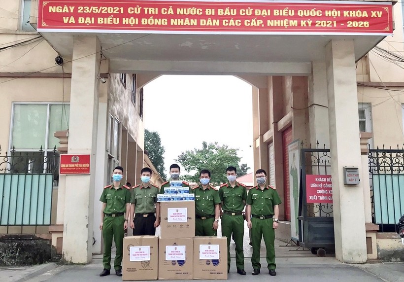  Đoàn thanh niên Công an thành phố Thái Nguyên tặng khẩu trang cho Công an tỉnh Bắc Giang và Bắc Ninh