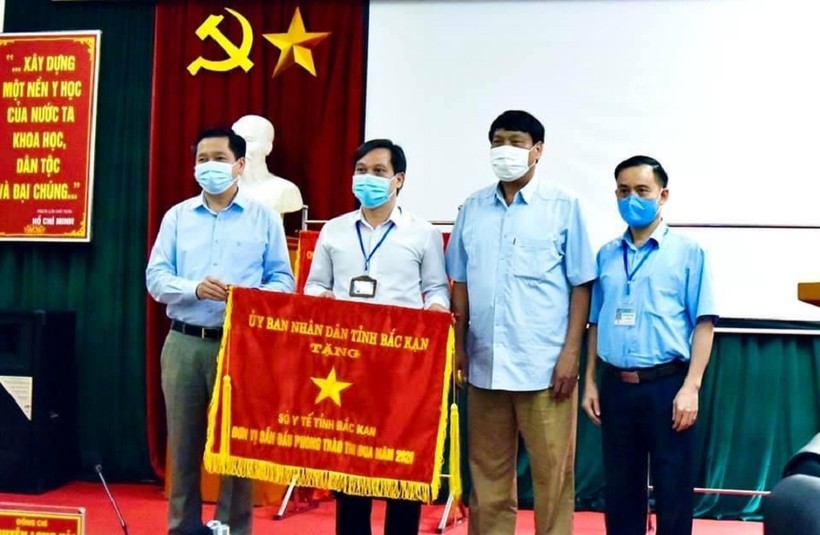 Chủ tịch UBND tỉnh Nguyễn Long Hải trao cờ thi đua của UBND cho Sở Y tế tỉnh.