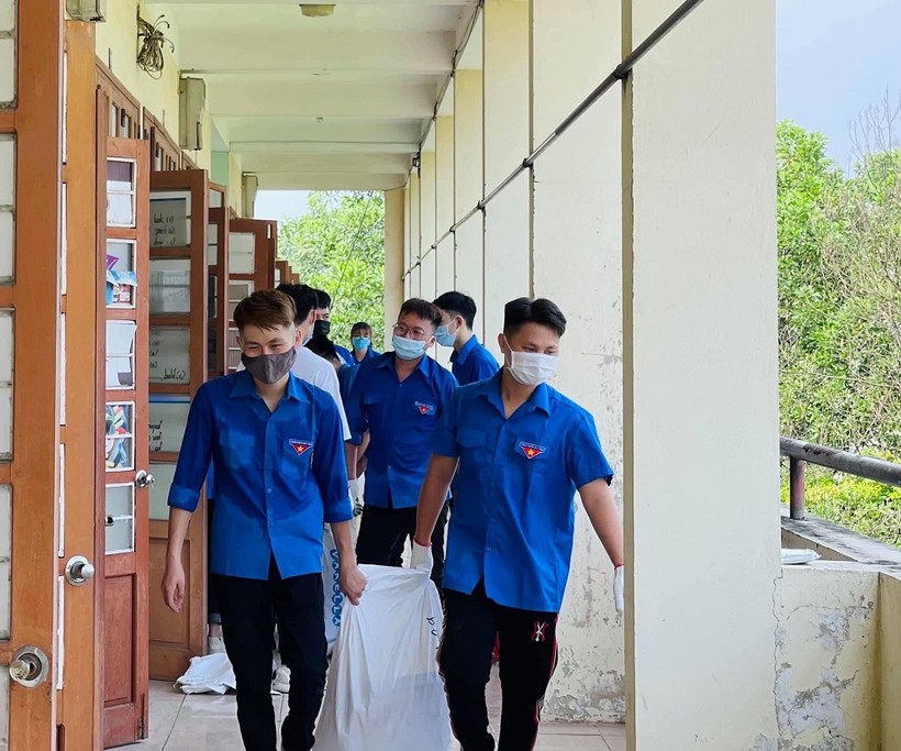 Sinh viên hỗ trợ dọn dẹp vệ sinh khu cách ly tập trung tại Đại học Thái Nguyên.