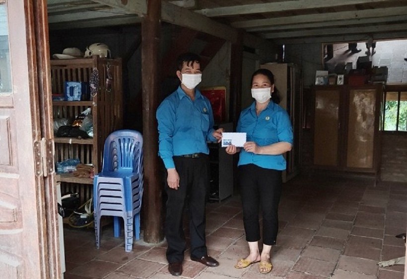 LĐLĐ huyện Thạch An đến thăm hỏi, trao tiền hỗ trợ 1.000.000 đồng cho đoàn viên chịu ảnh hưởng dịch bệnh Covid–19 (Nguồn: VP LĐLĐ tỉnh Cao Bằng).