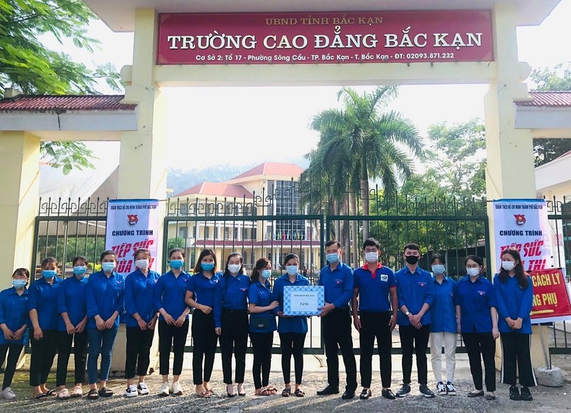 Đoàn thanh niên tỉnh Bắc Kạn thăm, tặng quà đội tình nguyện tại điểm thi trường Cao đẳng Bắc Kạn.
