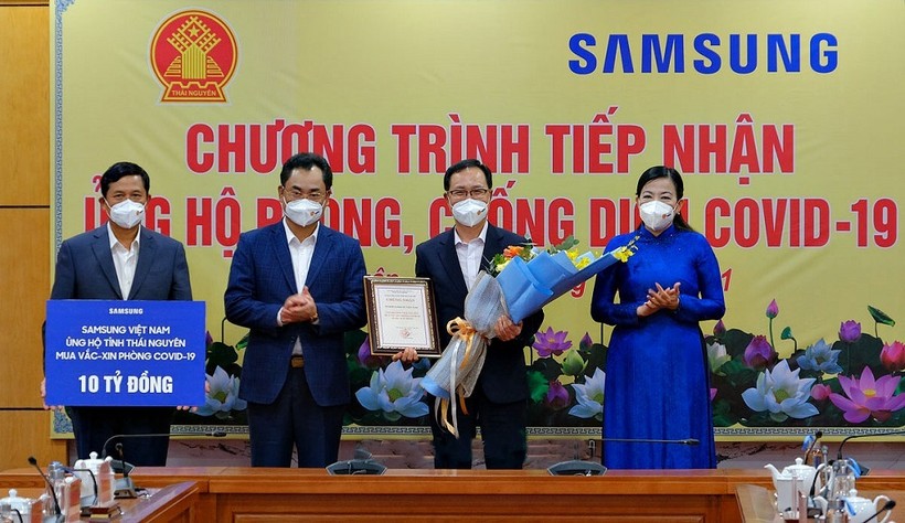 Đại diện Samsung Việt Nam trao tặng 10 tỷ đồng ủng hộ tỉnh Thái Nguyên phòng, chống dịch Covid-19.